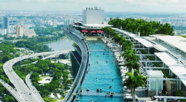 較高的無邊泳池,位于198米高頂樓,刺激游客的心跳