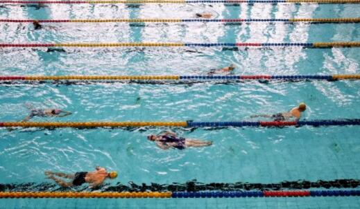 游泳池建成后，瑞地格樂亞克力游泳池