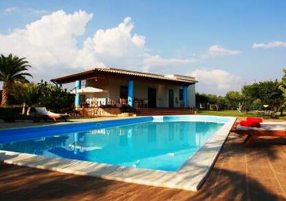 如何保持室外游泳池的水質,瑞地格樂亞克力游泳池