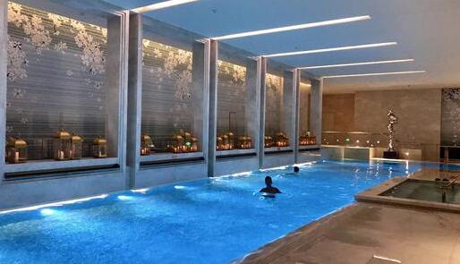 健身會(huì)所游泳池建造的優(yōu)勢(shì),瑞地格樂(lè)亞克力游泳池